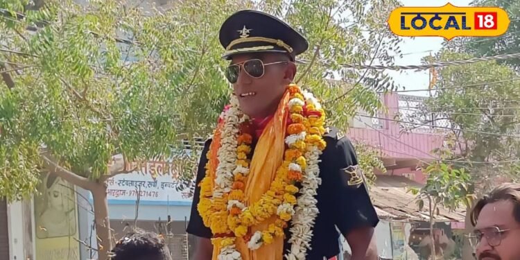 लेफ्टिनेंट बना मथुरा का लाल, लोगों ने किया सलाम, मां की आंखों से छलके आंसू