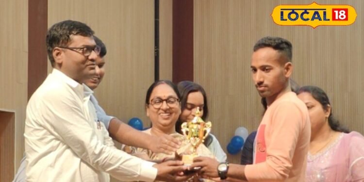 The runner running on the farm trail talks to the wind, the race seems to be ripping through the air like the Bullet Vande Bharat train