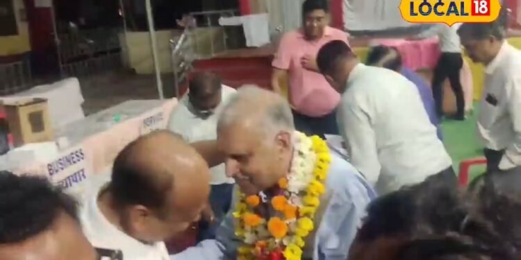 बुंदेलखंड के इस चुनाव ने विधानसभा और लोकसभा के चुनावों को किया फेल, धीरज खुल्लर बने अध्यक्ष