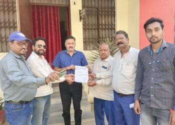 सीतापुर में पत्रकार की निर्माण हत्या से आक्रोषित पत्रकारों ने महामहिम राज्यपाल के नाम तहसीलदार दुद्धी को  ज्ञापन सौंप फांसी की मांग की।