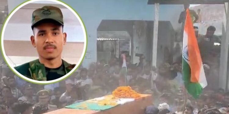 11 महीने पहले ज्‍वाइन की थी सेना, चीन बॉर्डर पर हुए शहीद, विशाल को नम आंखों से दी गई अंतिम विदाई