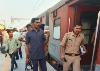 Jaunpur News : अयोध्या कैंट एक्सप्रेस में बम की सूचना से जंघई जंक्शन पर हड़कंप, साढ़े 3 घंटे रुकी रही ट्रेन