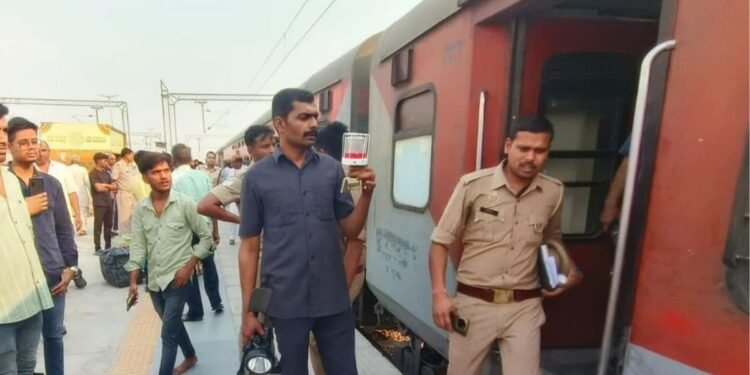 Jaunpur News : अयोध्या कैंट एक्सप्रेस में बम की सूचना से जंघई जंक्शन पर हड़कंप, साढ़े 3 घंटे रुकी रही ट्रेन