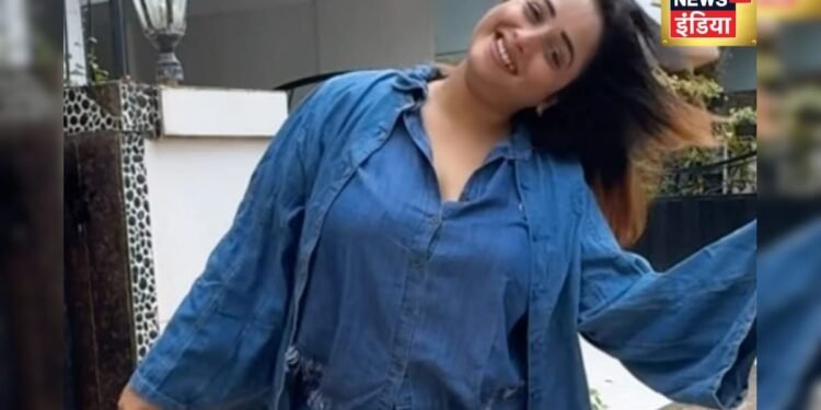 रानी चटर्जी ने सड़क पर किया डांस, अदाएं देख मचला फैंस का दिल