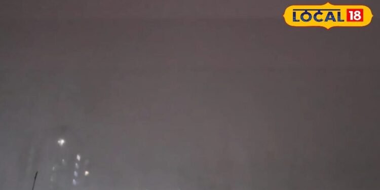 UP Weather Update: गर्मी से मिली राहत! तूफानी आंधी के साथ गिरे ओले, झमाझम बारिश ने किया मौसम सुहाना