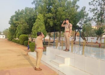पुलिस अधीक्षक सोनभद्र ने रिजर्व पुलिस लाईन चुर्क में शुक्रवार परेड की ली सलामी, तत्पश्चात किया निरीक्षण।