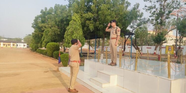 पुलिस अधीक्षक सोनभद्र ने रिजर्व पुलिस लाईन चुर्क में शुक्रवार परेड की ली सलामी, तत्पश्चात किया निरीक्षण।