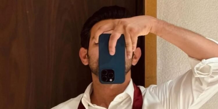 मजदूर थी मां, चाय की दुकान पर टेबल साफ करता था ये हीरो, 800 रुपए थी माह की सैलरी, अब है बॉलीवुड का सुपरस्टार