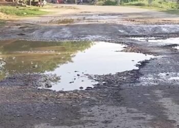 Ground Report: अमेठी की सड़क या तालाब? बरसात में डूब जाते हैं रास्ते, एंबुलेंस भी नहीं पहुंच पाती