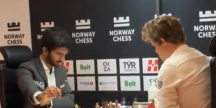 Magnus Carlsen punches table after defeat against Gukesh: गुस्से में आग बबूला हुआ वर्ल्ड नंबर वन प्लेयर, मारा मुक्का