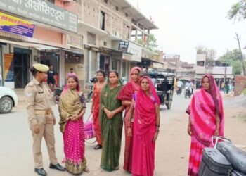 सोनभद्र के समस्त थानों पर गठित मिशन शक्ति टीम/एण्टीरोमियो टीम द्वारा महिलाओं/बालिकाओं को किया गया जागरूक।