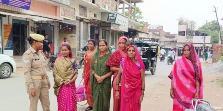 सोनभद्र के समस्त थानों पर गठित मिशन शक्ति टीम/एण्टीरोमियो टीम द्वारा महिलाओं/बालिकाओं को किया गया जागरूक।