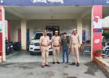 पीड़ित के झोपड़ी में आग लगाकर जलाने वाले वांछित अभियुक्त को ओबरा पुलिस ने किया गिरफ्तार।