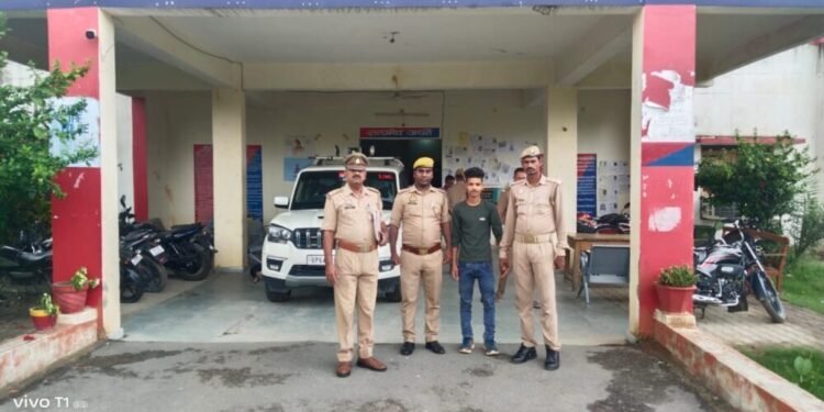 पीड़ित के झोपड़ी में आग लगाकर जलाने वाले वांछित अभियुक्त को ओबरा पुलिस ने किया गिरफ्तार।