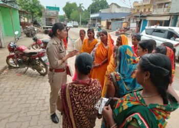 पुलिस अधीक्षक के निर्देशन में समस्त थानों पर गठित मिशन शक्ति टीम/एण्टीरोमियो टीम द्वारा महिलाओं/बालिकाओं को किया गया जागरूक।