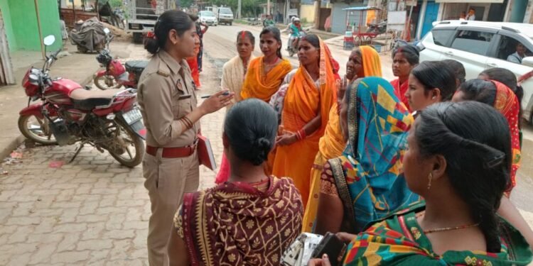 पुलिस अधीक्षक के निर्देशन में समस्त थानों पर गठित मिशन शक्ति टीम/एण्टीरोमियो टीम द्वारा महिलाओं/बालिकाओं को किया गया जागरूक।