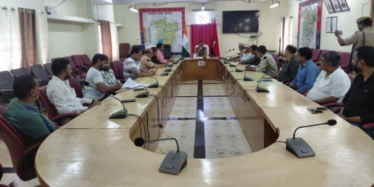 अपर पुलिस अधीक्षक के नेतृत्व में पुलिस लाइन चुर्क में व्यापारी बन्धुओं बैंक मित्रों के साथ की गयी मीटिंग।