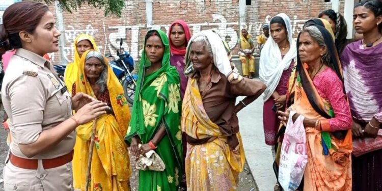 पुलिस अधीक्षक के निर्देशन में समस्त थानों पर गठित मिशन शक्ति टीम/एण्टीरोमियो टीम द्वारा महिलाओं/बालिकाओं को किया गया जागरूक।