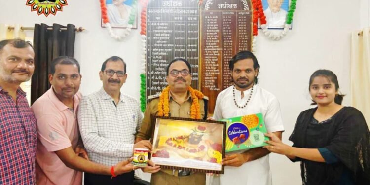 धनवंतरी पतंजलि योग संस्थान ने गुरमा नवनियुक्त जेल अधीक्षक जे.पी. दुबे को बधाई दी – योग गुरु आचार्य अजय पाठक।