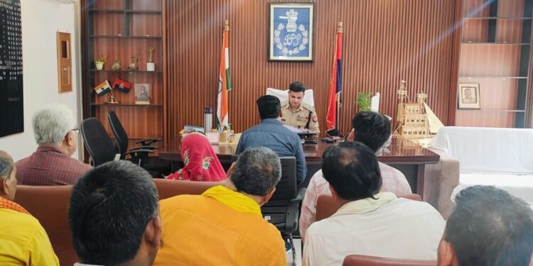 पुलिस अधीक्षक, द्वारा प्रतिदिन की भांति जनता एव फरियादियों की सुनी गई समस्याएं।