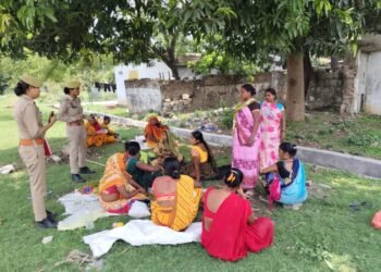 पुलिस अधीक्षक के निर्देशन में समस्त थानों पर गठित मिशन शक्ति टीम/एण्टीरोमियो टीम द्वारा महिलाओं/बालिकाओं को किया गया जागरूक।