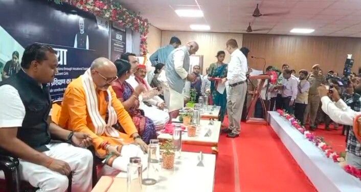 नव्या योजना की विकास भवन में रिमोट दबाकर शुरुआत की गई।