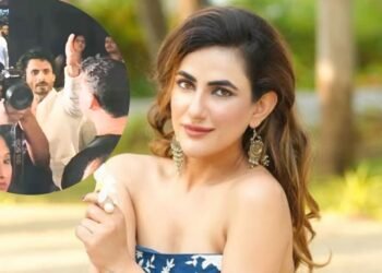 25 लाख की धोखाधड़ी केस के बाद फिल्ममेकर पर सैंडल से हमला, रुचि गुज्जर के झगड़े का VIDEO वायरल