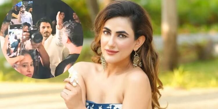 25 लाख की धोखाधड़ी केस के बाद फिल्ममेकर पर सैंडल से हमला, रुचि गुज्जर के झगड़े का VIDEO वायरल