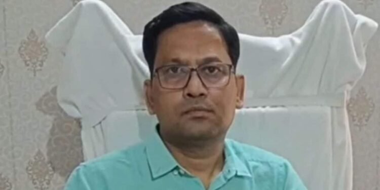 यूपी में यहां गांव की आबादी से ज्यादा मिले जिंदा और मृतक, जब खुला राज… तो DM भी रह गए हैरान