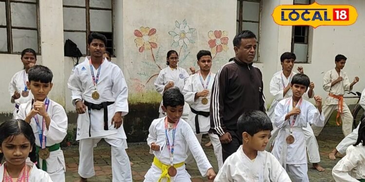 अंतर्राष्ट्रीय कराटे प्रतियोगता में हजारीबाग के खिलाड़ियों ने लहराया परचम, एक साथ 74 खिलाड़ियों को मिलेगा पदक – Jharkhand News