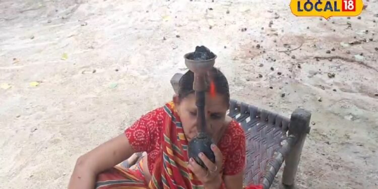 OMG: खाना बाद में, हुक्का पहले! 70 साल की बुजुर्ग महिला ने बताया देसी फिटनेस का राज, बोलीं- त पेट भारी लागेला…