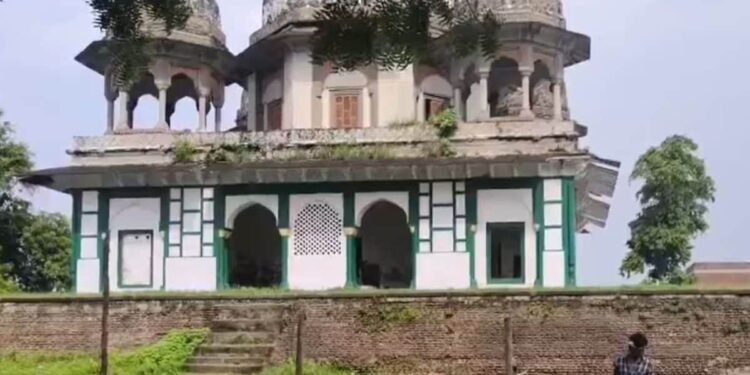 मकबरा तोड़ने के बाद घर लौट गए हिंदू, हालात पर पुलिस ने पाया काबू