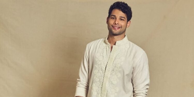 सिद्धांत चतुर्वेदी की कविता और पोस्ट ने फैंस का दिल जीता