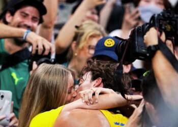 Sweden Armand Duplantis break world record: आर्मंड डुप्लांटिस ने वर्ल्ड रिकॉर्ड किया ध्वस्त, डिजायर इंग्‍लैंडर को ‘किस’ कर मनाया जश्न