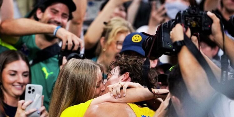Sweden Armand Duplantis break world record: आर्मंड डुप्लांटिस ने वर्ल्ड रिकॉर्ड किया ध्वस्त, डिजायर इंग्लैंडर को ‘किस’ कर मनाया जश्न