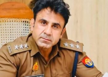 Friozabad Encounter: जिस ASP अनुज चौधरी को CM योगी ने सराहा, बुलेट पूफ जैकेट से कैसे उसकी जान बची, जानिए फिरोजाबाद एनकाउंटर की पूरी कहानी