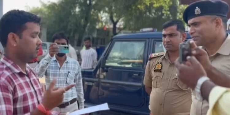 UPPCS एग्जाम देने पहुंचे छात्र हुए उदास, देख पास आया दरोगा, वजह जान हड़बड़ा गया अफसर