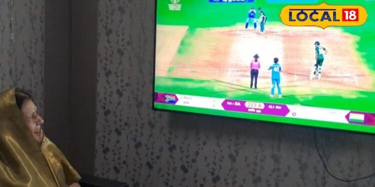 वर्ल्डकप फाइनल में आगरा की दीप्ती शर्मा का धमाल, घर में माता-पिता ने ऐसे मनाया जश्न, देखें तस्वीरें