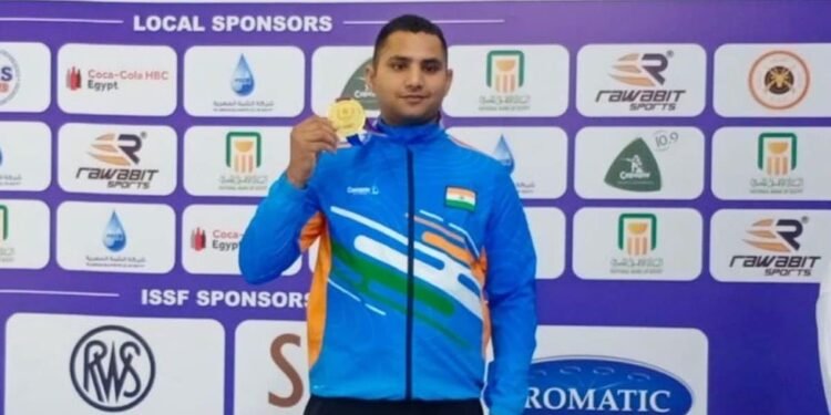 Ravinder Singh wins gold: इलावेनिल ने कांस्य और रविंदर ने स्वर्ण पदक जीता