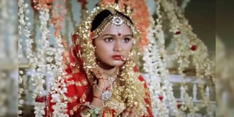 पद्मिनी कोल्हापुरे का सुपरहिट गाना, दुल्हन बनीं तो सबकी नजरें ठहर गईं, प्यार छिपाकर चुपचाप देख रह थे ऋषि कपूर