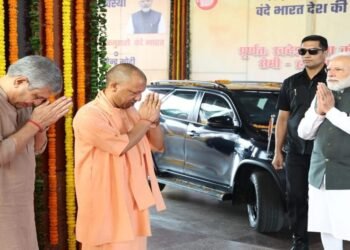 PM Modi Varanasi visit Live: देश को मिली 4 और नई वंदे भारत, PM मोदी ने दिखाई हरी झंडी, बोले-विकसित भारत के लिए साबित होंगी मील का पत्थर