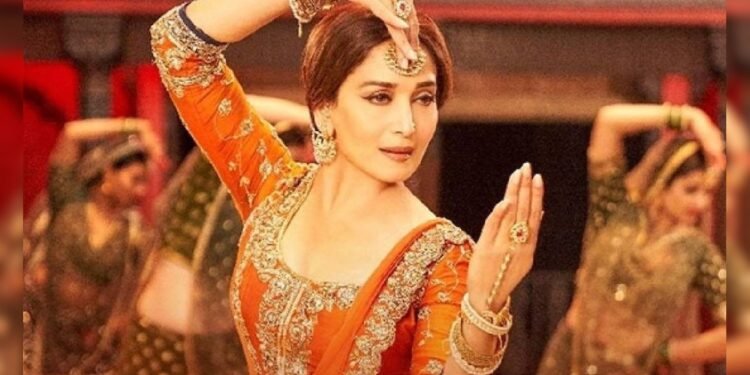 माधुरी दीक्षित ने श्रीदेवी का गाना किया रीक्रिएट, जमकर मटकाई कमर, भड़के फैंस बोले दोबारा ऐसी कोशिश म