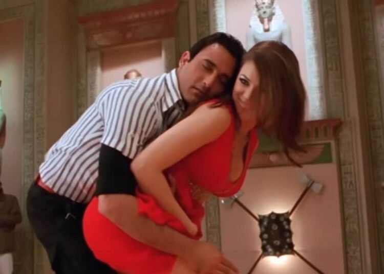 ‘धुरंधर’ की सक्सेस के बीच वायरल हुआ 18 साल पुराना रोमांटिक गाना, हीरोइन की बाहों में झूमते दिखे अक्षय खन्ना