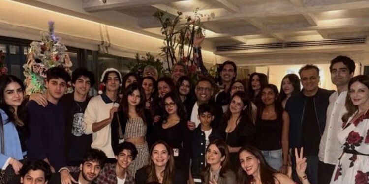 PHOTOS: ऋतिक रोशन गर्लफ्रेंड सबा आज़ाद संग की सुज़ैन खान की क्रिसमस पार्टी में हुए शामिल, तस्वीरें हुईं वायरल