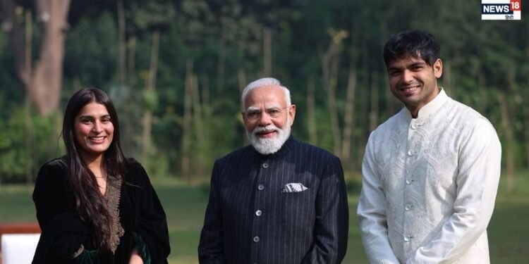 PM Modi met with Neeraj Chopra: नीरज चोपड़ा ने पत्नी हिमानी संग PM नरेंद्र मोदी से की मुलाकात, इन मुद्दों पर हुई चर्चा