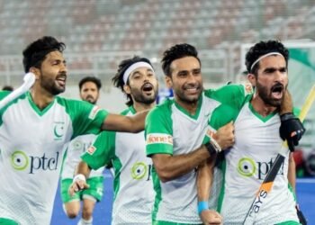 फ्लाइट के अंदर सिगरेट फूंक रहा था पाकिस्तानी टीम का मैनेजर, हुई तत्काल कार्रवाई, विमान से उतारा गया