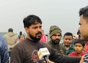 ‘वो टॉर्च जलाकर दो घंटे तक मदद मांगता रहा’, नोएडा कार हादसे को लेकर बोले लोग, कहा- अब भी खतरा बरकरार