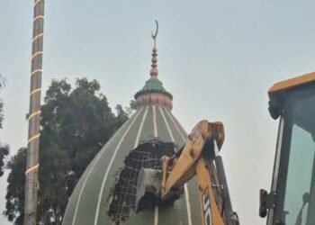 देवरिया के इस अवैध मजार पर चला बुलडोजर, खाली होने के बाद ध्वस्तीकरण का काम शुरू, तोड़ा जा रहा गुंबद