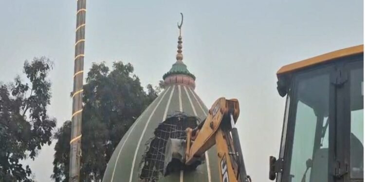 देवरिया के इस अवैध मजार पर चला बुलडोजर, खाली होने के बाद ध्वस्तीकरण का काम शुरू, तोड़ा जा रहा गुंबद
