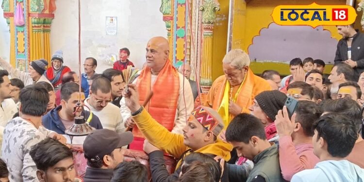 देश, विदेश से पहुंचे श्रद्धालु, रंगों में डूबा मथुरा, प्रसाद रूपी गुलाल से सराबोर हुआ द्वारिकाधीश मंदिर